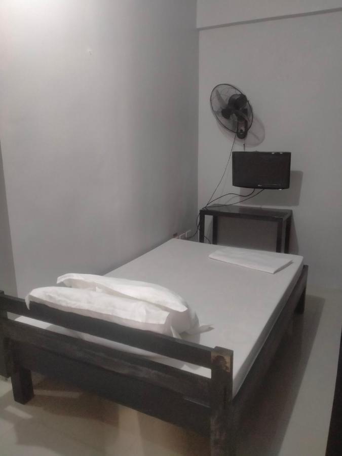 V.F. Riton Apartelle Laoag Kültér fotó